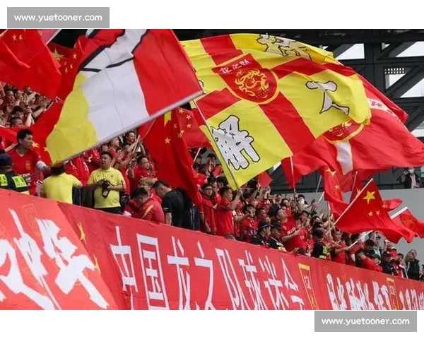 武汉国足激战揭幕战不敌强敌 全队拼搏精神获球迷点赞 武汉国足激战揭幕战不敌强敌 全队拼搏精神获球迷点赞